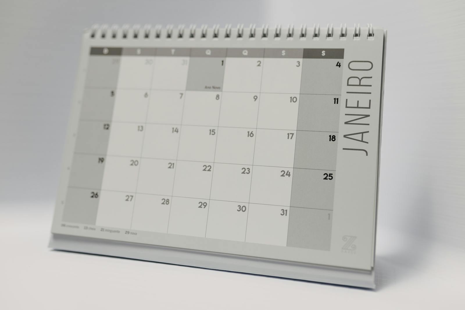 Minimalist desk calendar displaying the month of January with clean design.