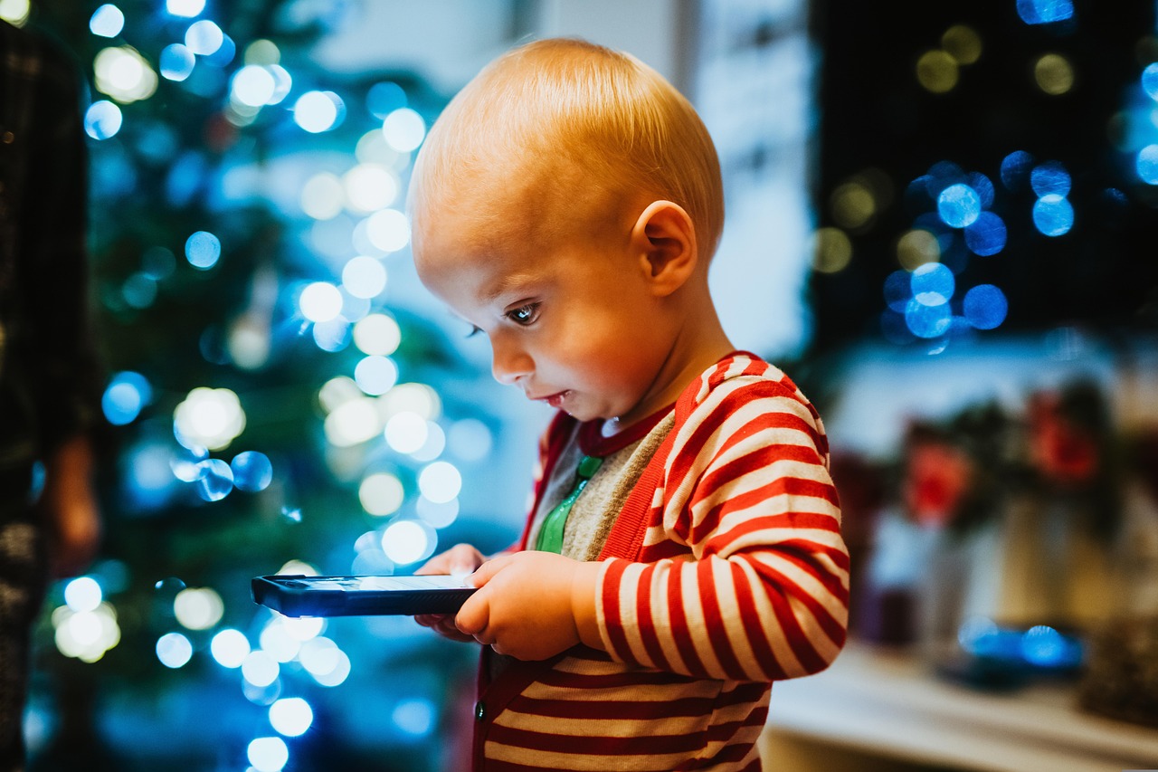 christmas wallpaper, baby, toddler, phone, smartphone, cute, happiness, kid, child, joy, play, christmas, bokeh