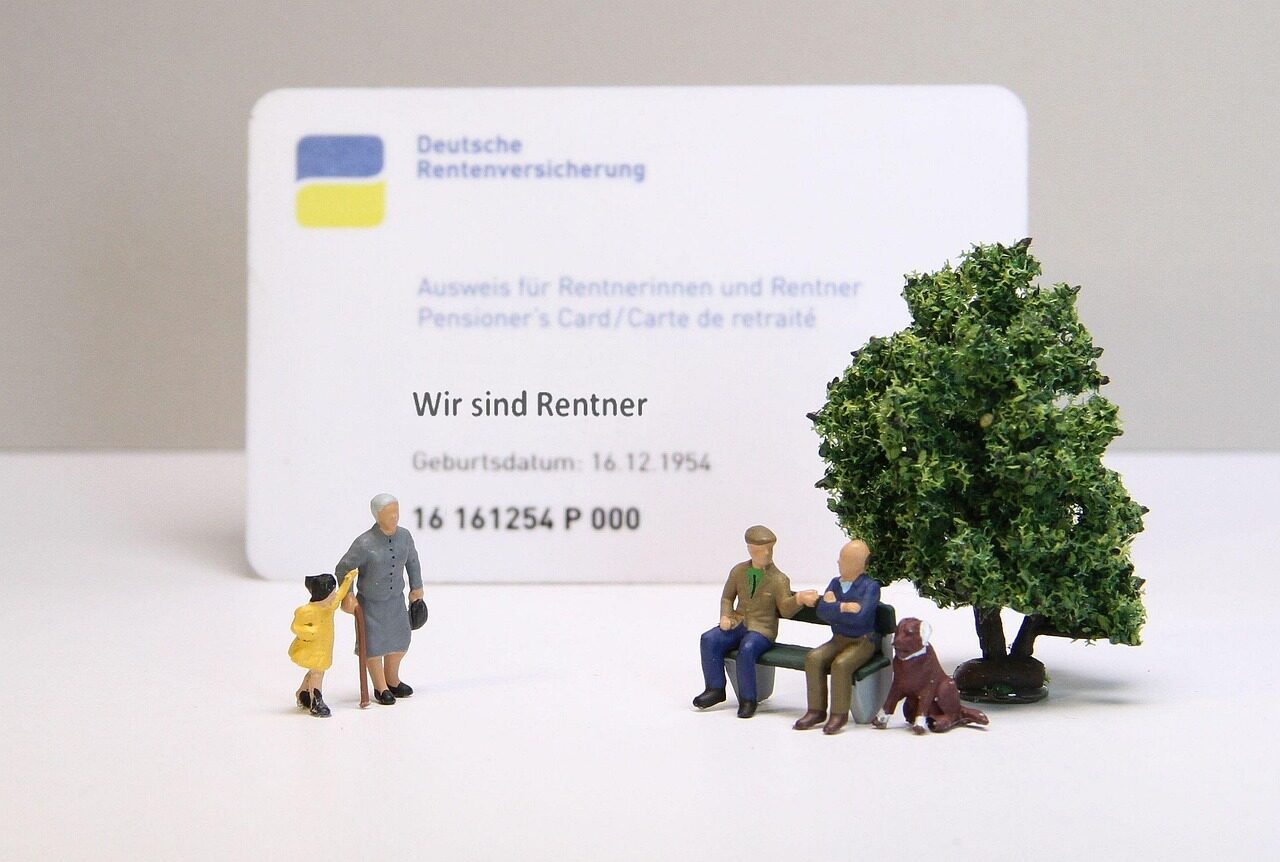 pensioners, id, miniature figures, retirement, pension reform, supply, old, basic pension, eventide, granny, grandpa, grandchild, pension, old-age security, pension ruling, miniature figure, miniature, creative, toy figure, model construction figure